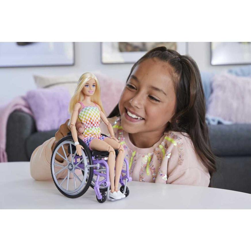Muñeca BARBIE Fashionista Silla Ruedas Morada